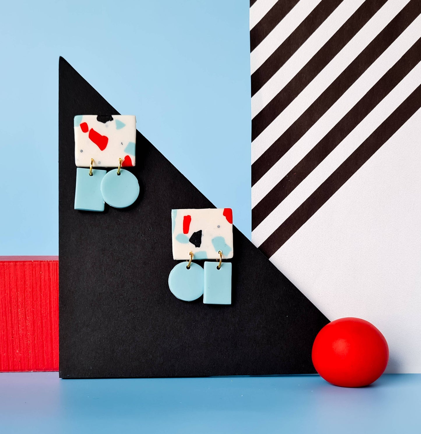 Mono - Handgemaakte statement oorbellen van polymeerklei in zwart met kleur: C