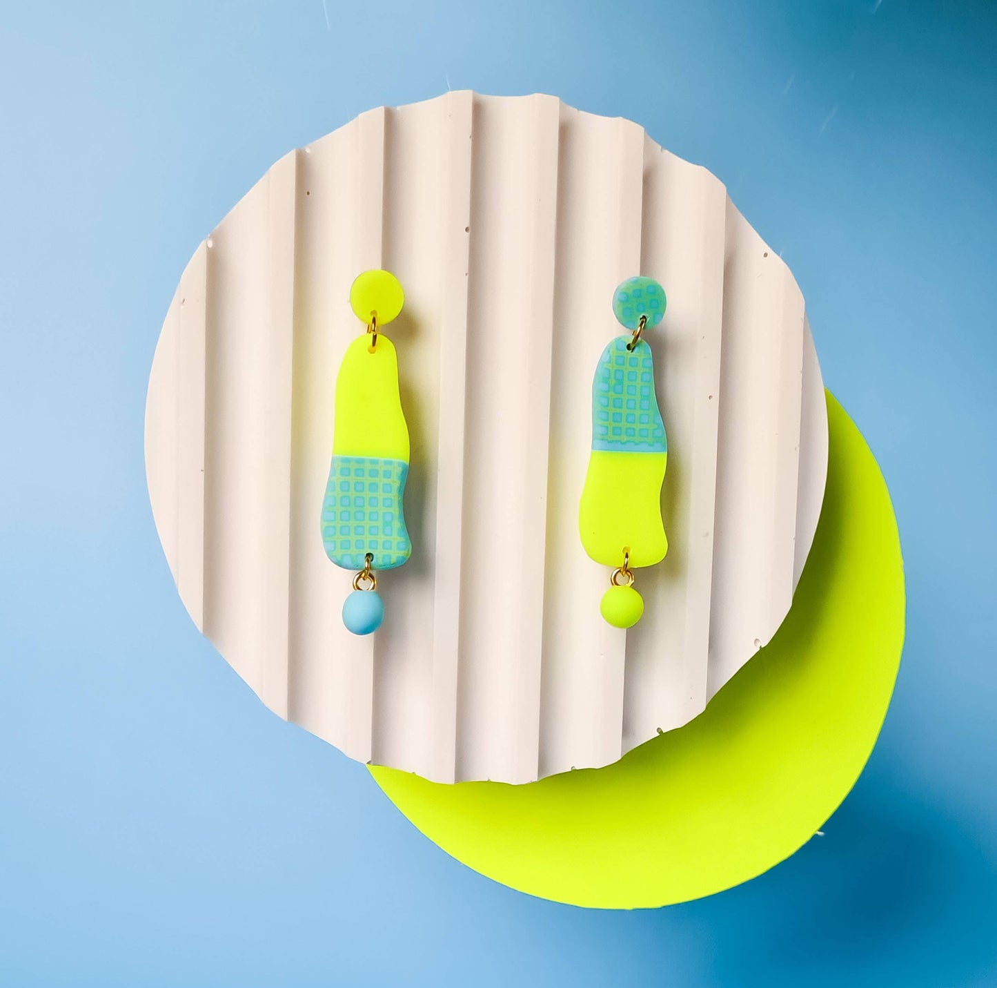 Mono - Neon handgemaakte oorbellen van polymer klei in Neo Memphis stijl uit de jaren '80: Lichtblauw-neongeel