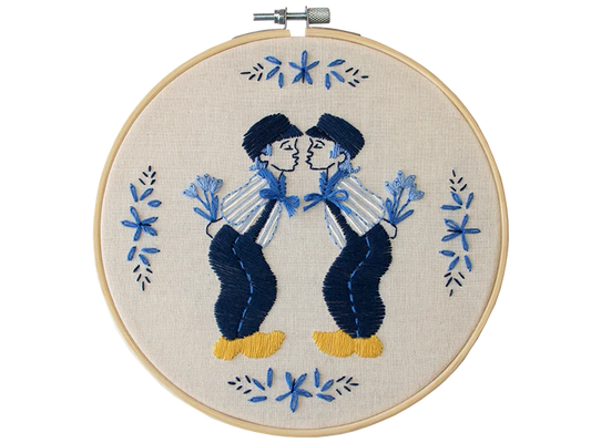 Kissing Dutch boys – Embroidered Wall Art kit 18cm
