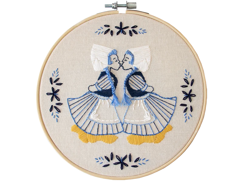 Kissing Dutch girls – Embroidered Wall Art kit 18cm
