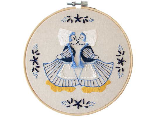 Kissing Dutch girls – Embroidered Wall Art kit 18cm